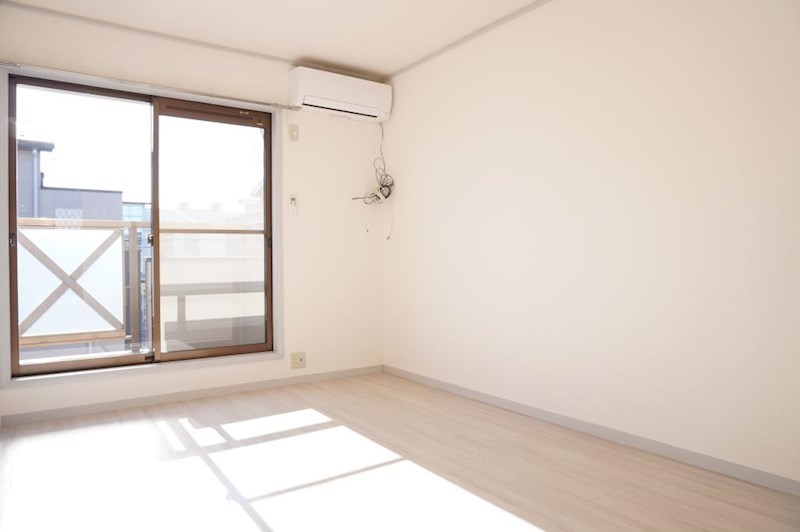 居室・リビング　バルコニーに面した洋室