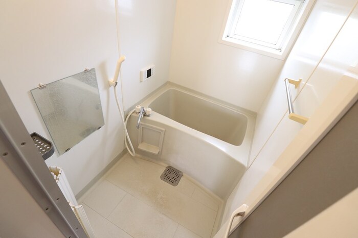 バス・シャワールーム　追い焚き給湯式浴室（小窓付）