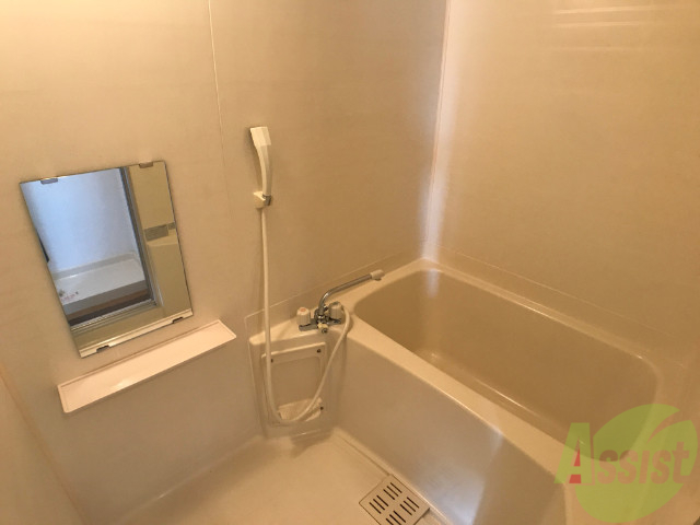 バス・シャワールーム　バスルームの鏡はありがたいですね、ゆっくり浸かりたいですね