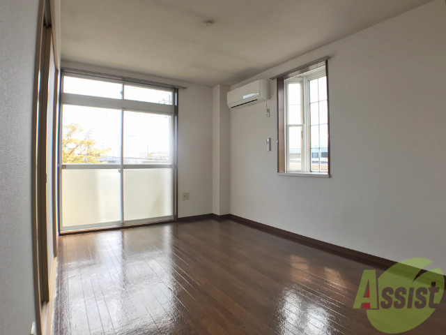 居室・リビング　リビングは６帖の洋室、南向きで陽当たり良好です