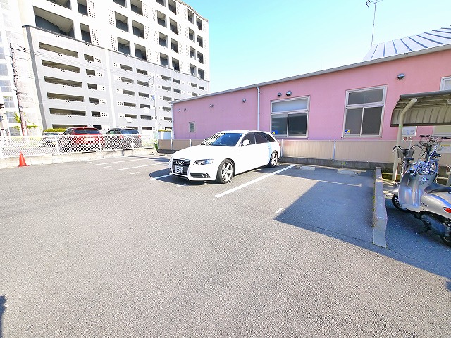 駐車場　車をお持ちの方に嬉しい駐車場付きの物件です