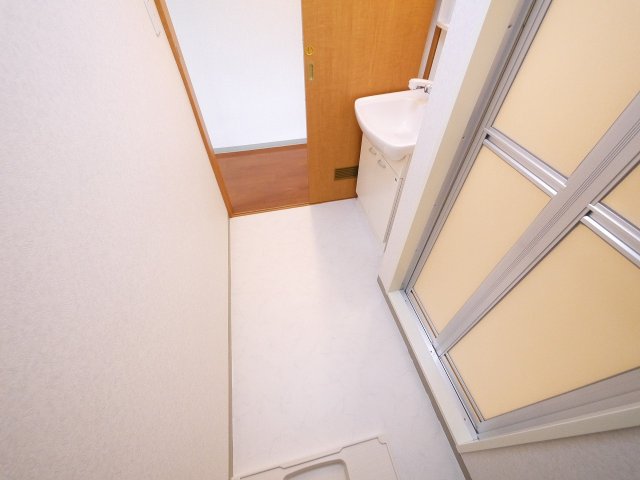 洗面設備　ゆったりとスペースのある洗面所