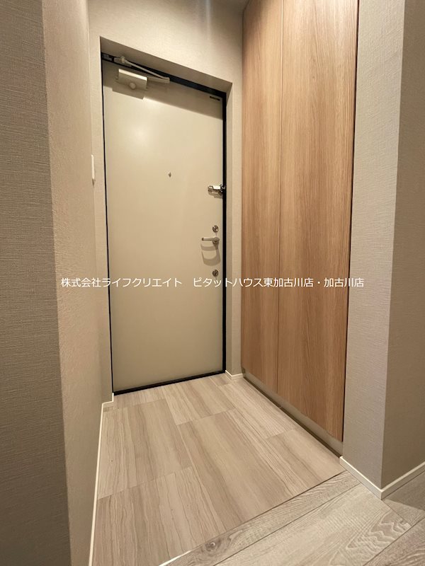 玄関　写真は101号室