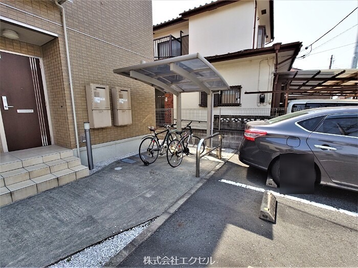駐車場　屋根付きの駐輪場です。