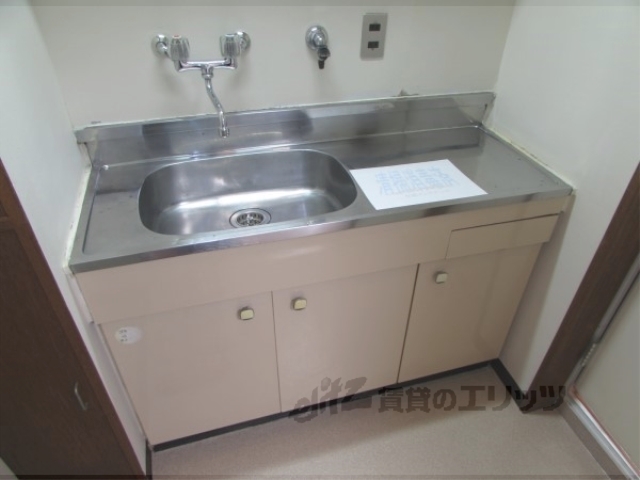 キッチン　１口コンロを置いても十分なスペースあり