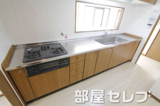 キッチン　ワイド型３口ガスコンロシステムキッチンです。