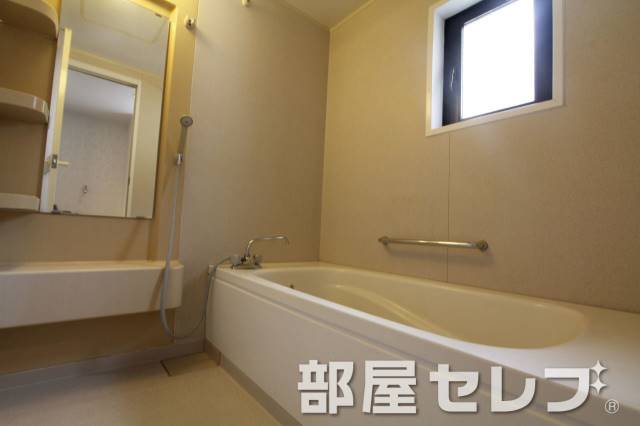 バス・シャワールーム　大きなバスルームです。