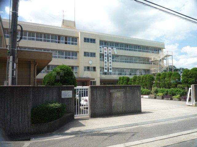 小学校　茨木市立西小学校（小学校）まで1054m