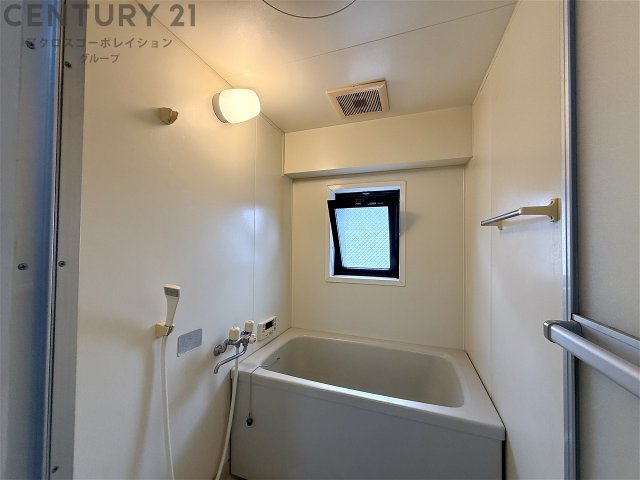 バス・シャワールーム　浴室に窓があり換気◎