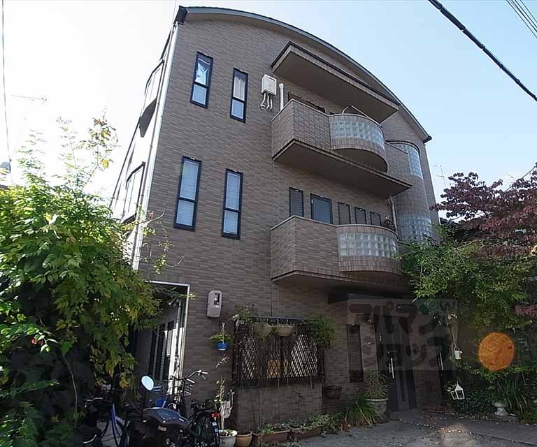 建物外観　非常に閑静な住宅地に立地、１階は家主さん宅で安心