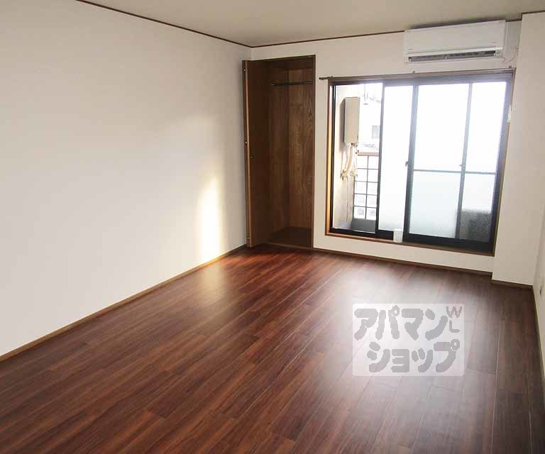 居室・リビング　３０１号室の写真です。