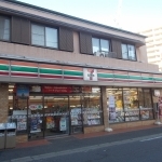 コンビニ　セブンイレブン松戸駅東口店（コンビニ）まで99m
