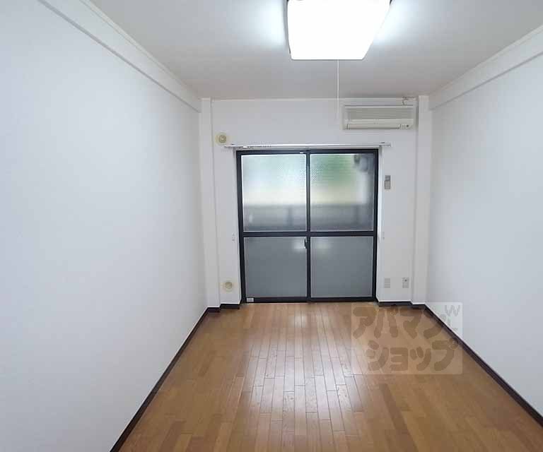 居室・リビング　南向きで日当たり良好な洋室