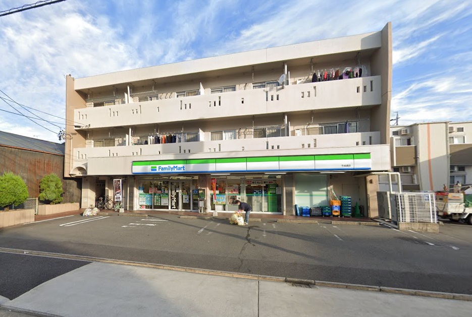 コンビニ　ファミリーマート　千成通店（コンビニ）まで120m