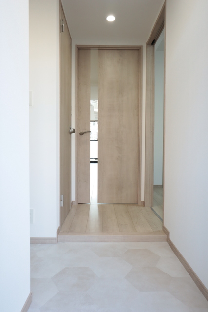 玄関　★段差の少ない玄関★Ｂ号室別階も同種同型の仕様