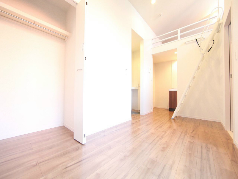 居室・リビング　洋室8.9帖　ロフト4.7帖（収納にも寝室にも使えます）