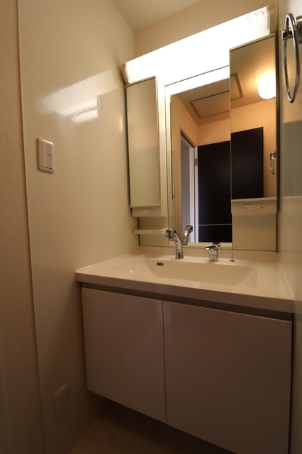 洗面設備　３０２　洗髪洗面化粧台