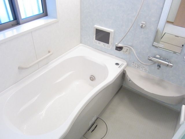 バス・シャワールーム　♪ゆったり窓付きバスルーム♪