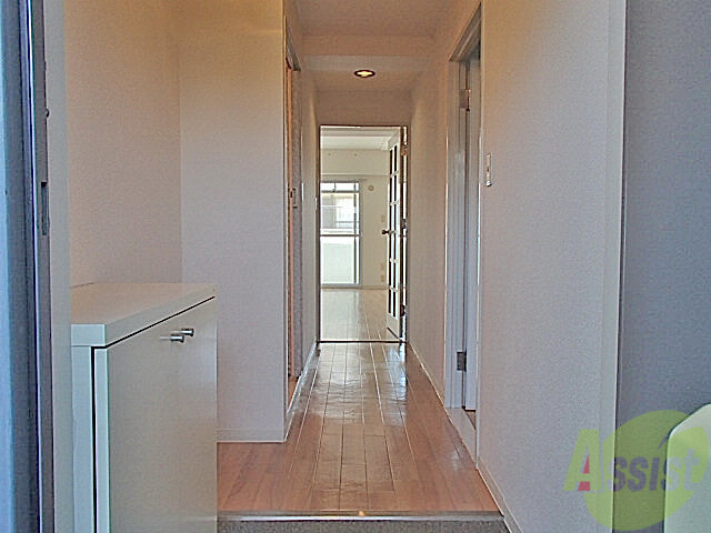 玄関　爽やかな玄関です。備え付けのシューズボックスもご利用下さいね