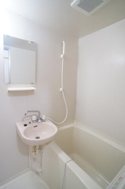 バス・シャワールーム　清潔感のある浴室で、１日の疲れを癒しリラックスできます。