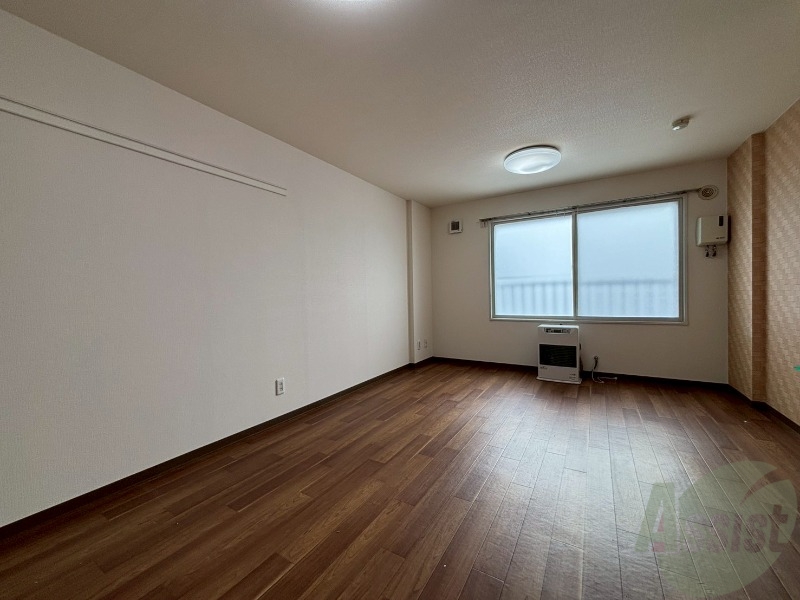 その他部屋・スペース　洋室は白いクロスにブラウンの建具が映えますね～