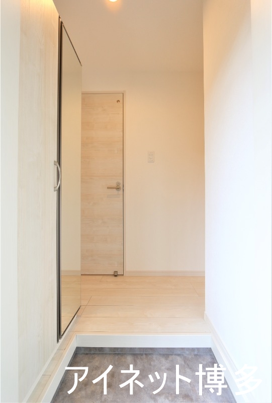 玄関　白基調で明るいです