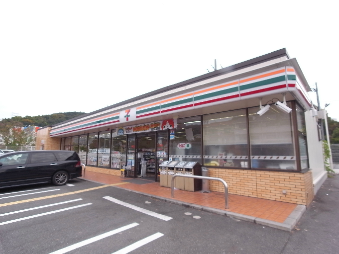 コンビニ　セブンイレブン 神戸名谷町賀市店（コンビニ）まで884m
