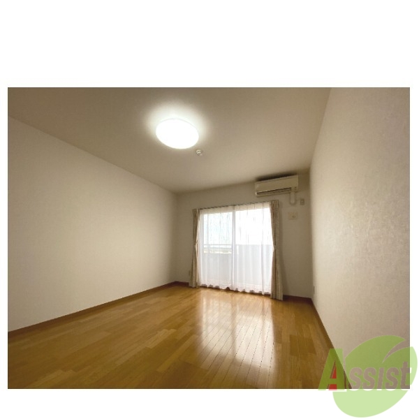 その他部屋・スペース　大きめの窓が付いてお部屋が明るく感じますね。