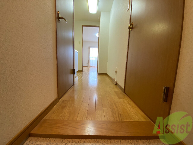 玄関　玄関は敷居が低くなっているのでつまづく心配なし。