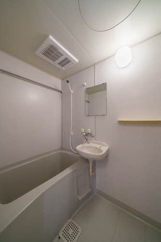 バス・シャワールーム　浴室乾燥機付きの浴室です！！