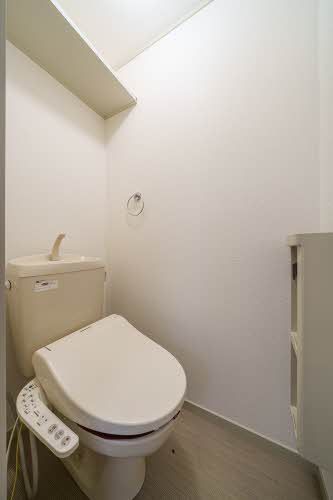 トイレ　床、壁、天井が白い基調となっていて、明るいトイレです！！