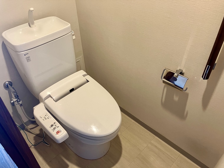 トイレ　落ち着いた色調のトイレです