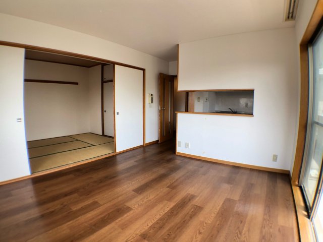 居室・リビング　床が落ち着いた色合いで綺麗です♪