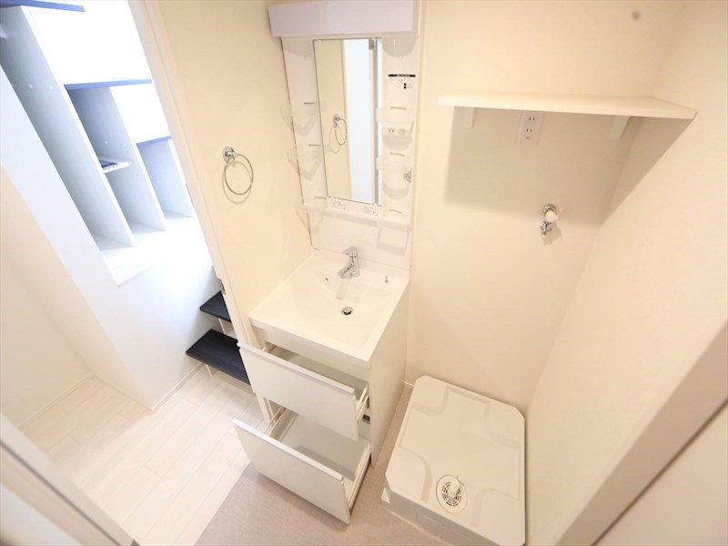 洗面設備　脱衣所　独立洗面台（シャンプードレッサー付）　同仕様写真