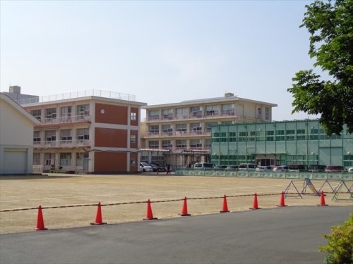小学校　浜松市立可美小学校（小学校）まで573m