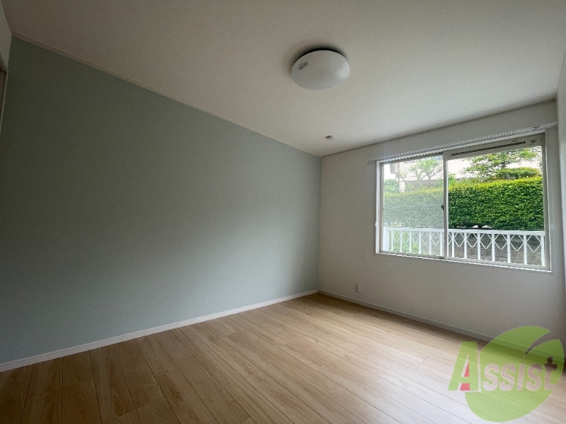 その他部屋・スペース　６帖の洋室になります。伸び伸び出来そうですね。