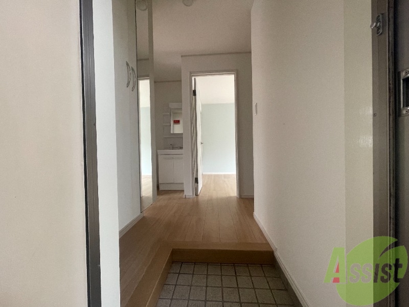 玄関　玄関から撮影しました。敷居が高くなくて安心ですね。