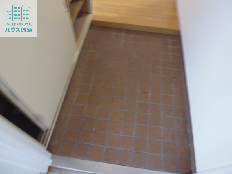 玄関　※写真は別号室