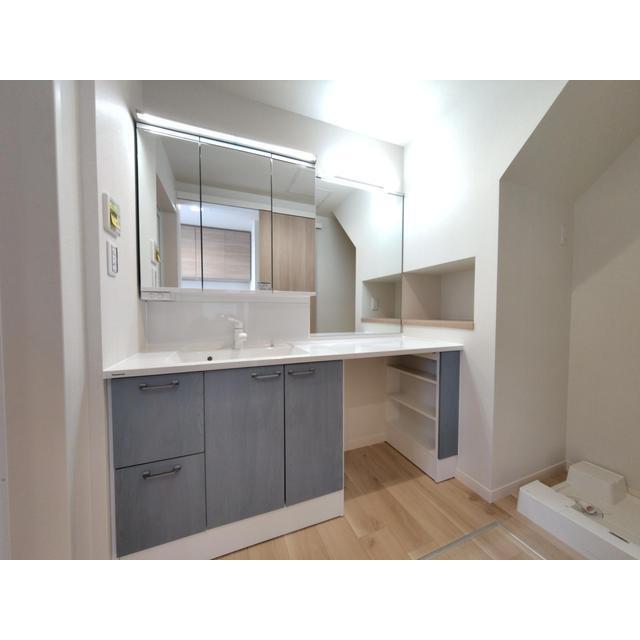 洗面設備　三面鏡シャワー付洗面化粧台