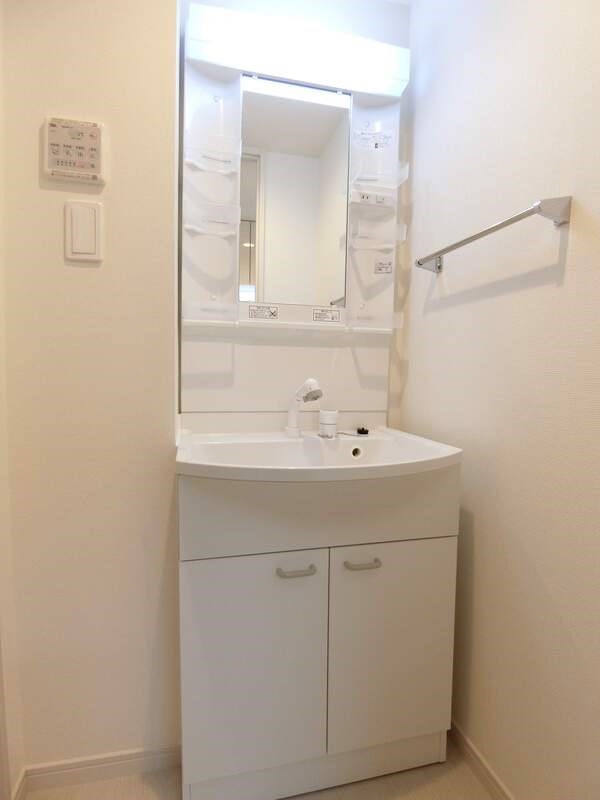 洗面設備　画像は反転タイプになります。