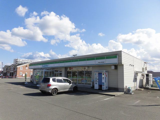 コンビニ　ファミリーマート（コンビニ）まで50m