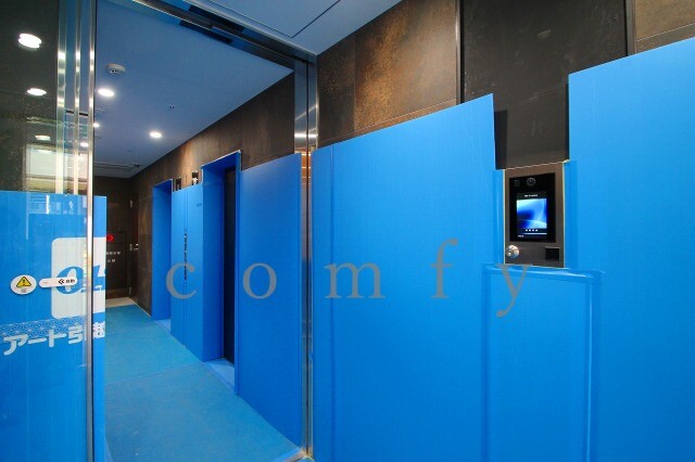 エントランス　オートロック付きエントランス