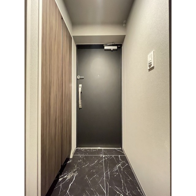 玄関　※竣工前・別室同タイプの写真です。