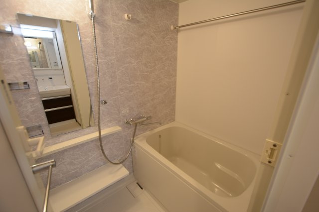 バス・シャワールーム　浴室乾燥機付きで便利です！