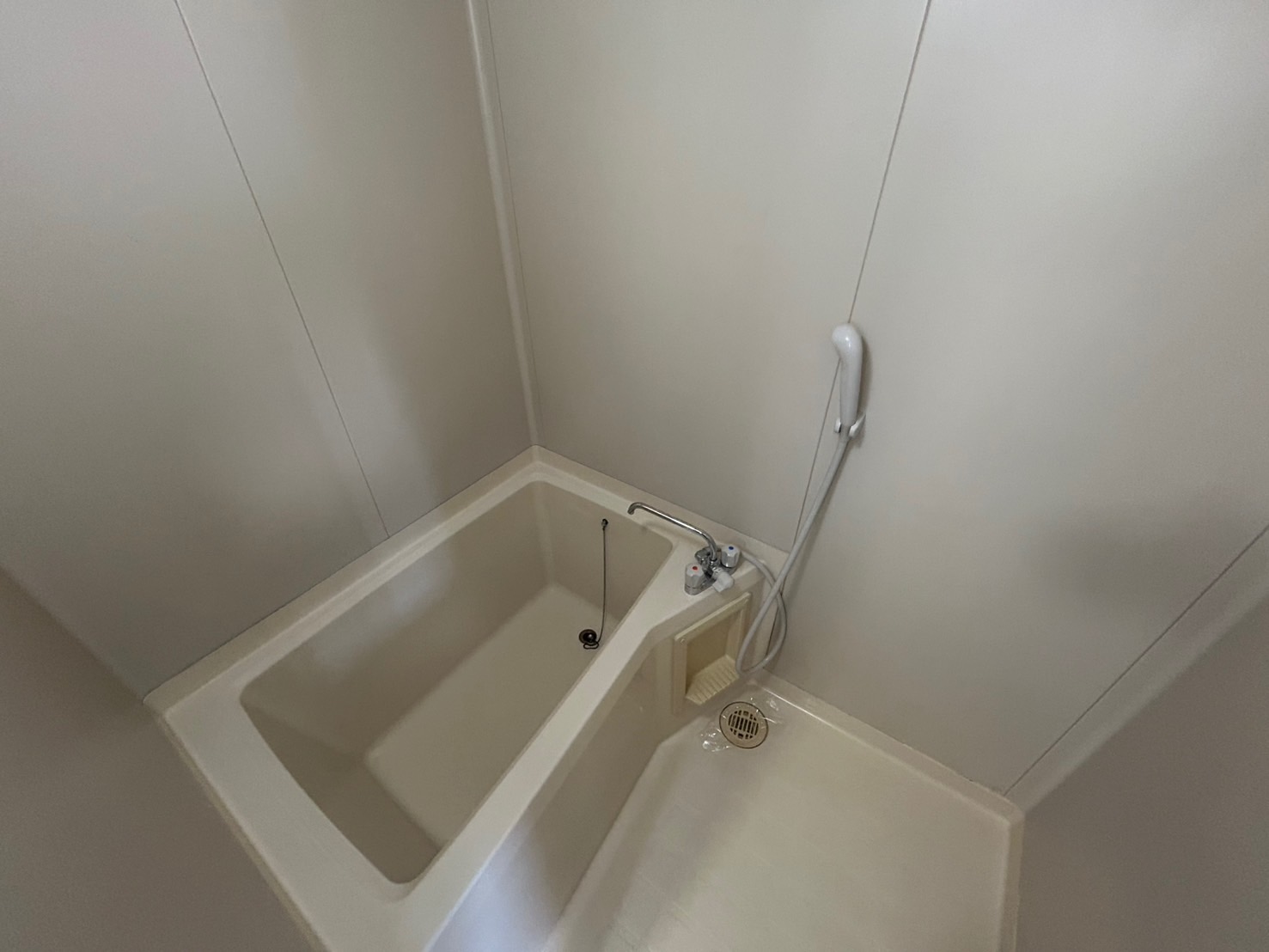 バス・シャワールーム　写真は内装済み別号室