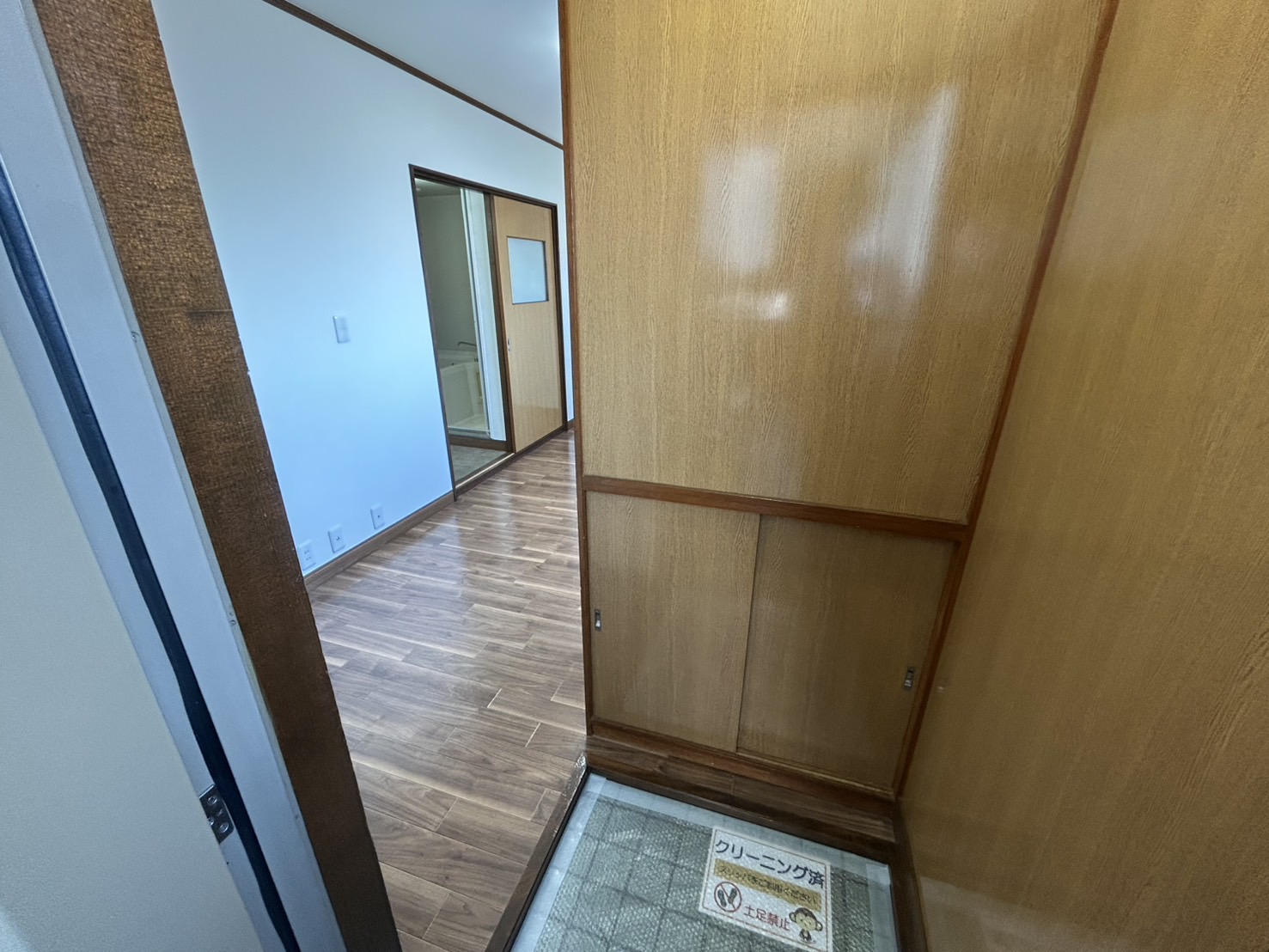 玄関　写真は内装済み別号室