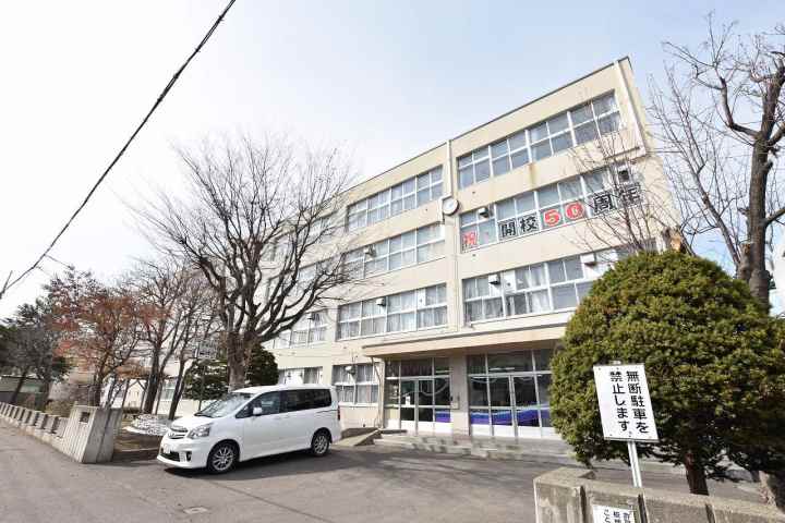中学校　発寒中学校（中学校）まで327m