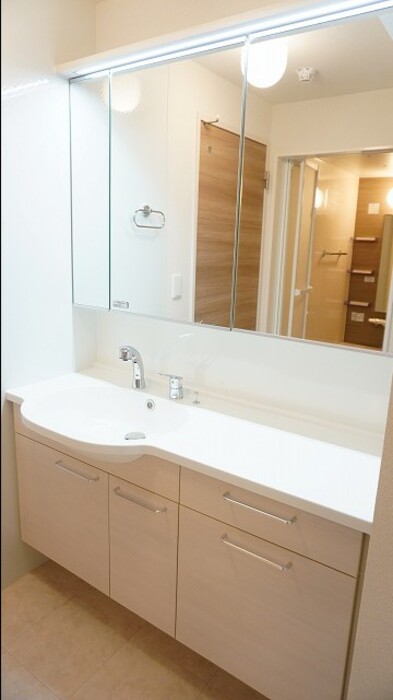 洗面設備　朝の支度にも助かる、独立の洗髪洗面化粧台