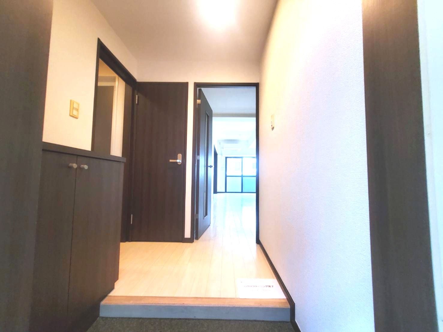 玄関　※別部屋参考写真となります。