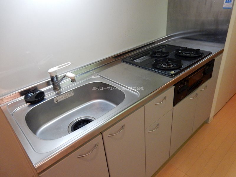 キッチン　３口グリル付きのシステムキッチン